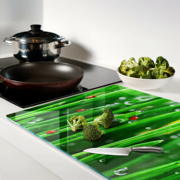 Szklana deska do krojenia z nadrukiem kropli wody na trawie z motywem biedronek