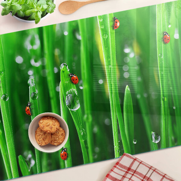 Szklana deska do krojenia z nadrukiem kropli wody na trawie z motywem biedronek