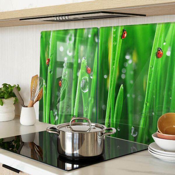 Szklana deska do krojenia z nadrukiem kropli wody na trawie z motywem biedronek