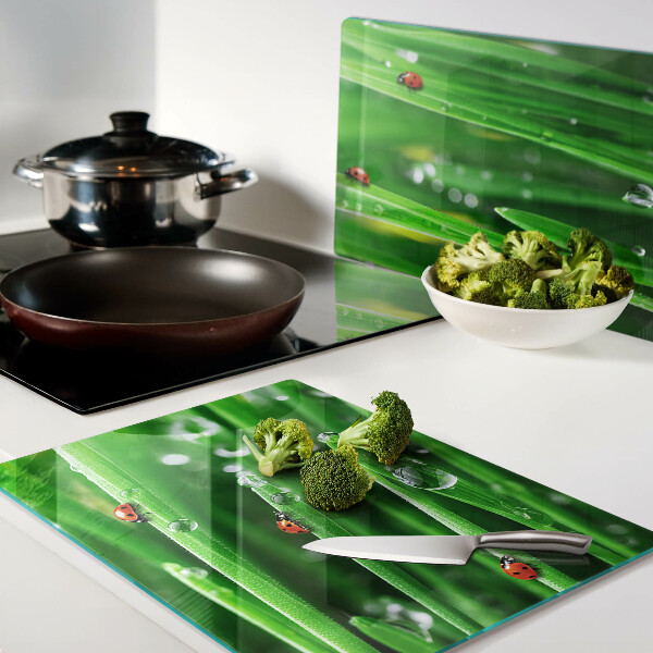 Szklana deska do krojenia z nadrukiem kropli wody na trawie z motywem biedronek