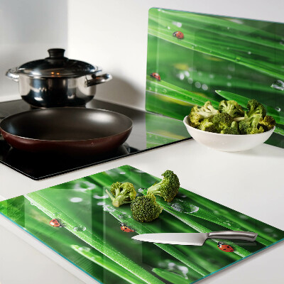 Szklana deska do krojenia z nadrukiem kropli wody na trawie z motywem biedronek