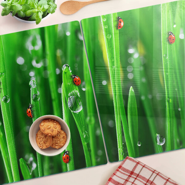 Szklana deska do krojenia z nadrukiem kropli wody na trawie z motywem biedronek