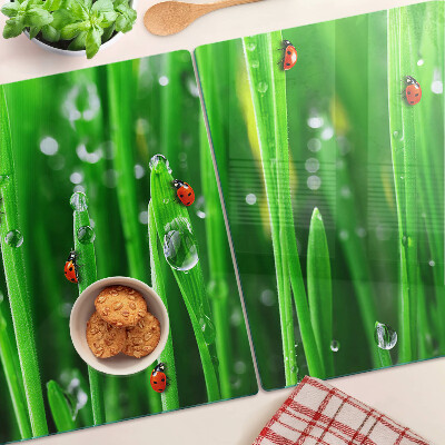 Szklana deska do krojenia z nadrukiem kropli wody na trawie z motywem biedronek