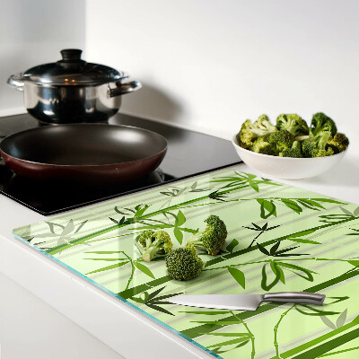 Szklana deska do krojenia z bambusowym spodem na zielonym tle