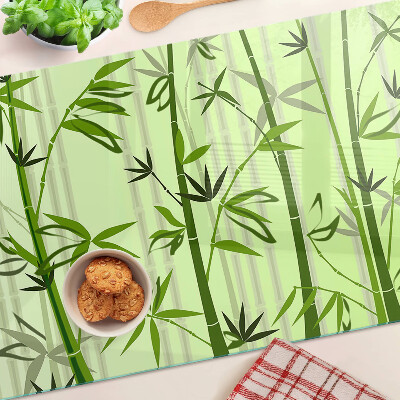 Szklana deska do krojenia z bambusowym spodem na zielonym tle