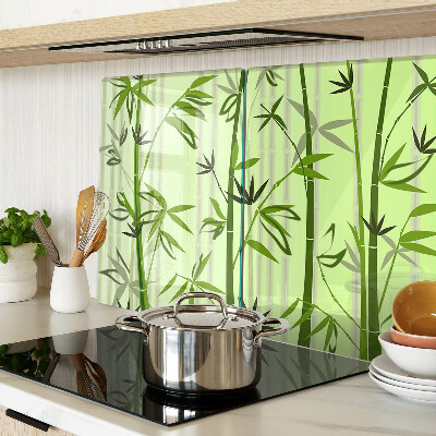 Szklana deska do krojenia z bambusowym spodem na zielonym tle