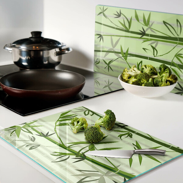 Szklana deska do krojenia z bambusowym spodem na zielonym tle
