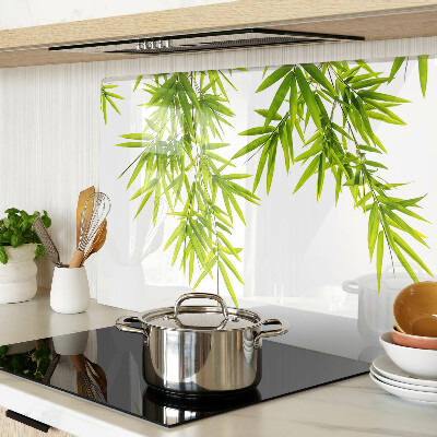 Szklana deska kuchenna z motywem liści bambusa widocznych na tle okna