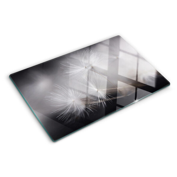 Szklana deska kuchenna z motywem puszystych dmuchawców widocznych na tle okna