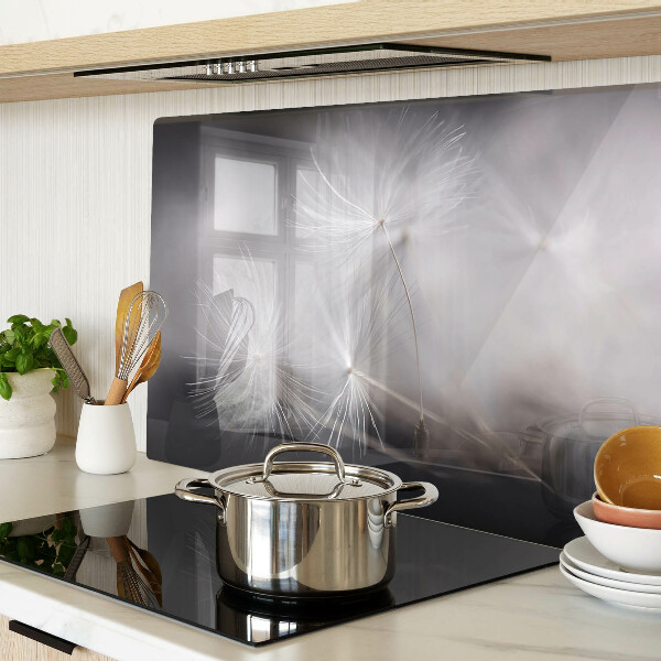 Szklana deska kuchenna z motywem puszystych dmuchawców widocznych na tle okna