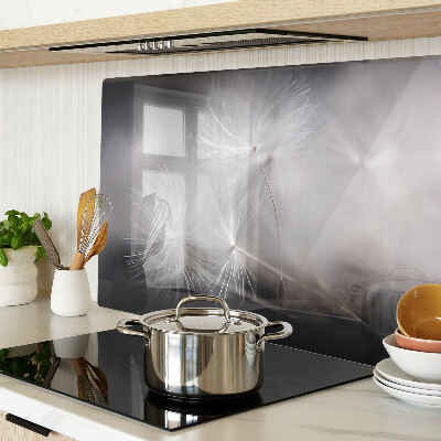 Szklana deska kuchenna z motywem puszystych dmuchawców widocznych na tle okna