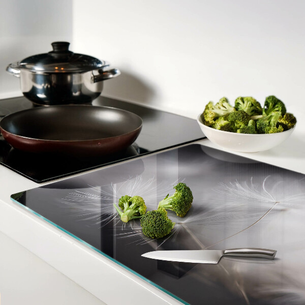 Szklana deska kuchenna z motywem puszystych dmuchawców widocznych na tle okna