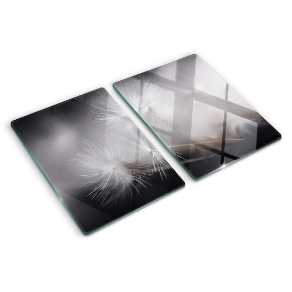 Szklana deska kuchenna z motywem puszystych dmuchawców widocznych na tle okna