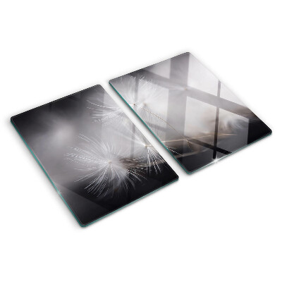 Szklana deska kuchenna z motywem puszystych dmuchawców widocznych na tle okna