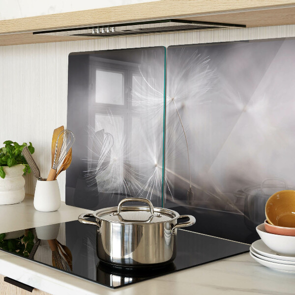 Szklana deska kuchenna z motywem puszystych dmuchawców widocznych na tle okna