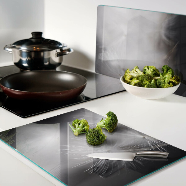 Szklana deska kuchenna z motywem puszystych dmuchawców widocznych na tle okna