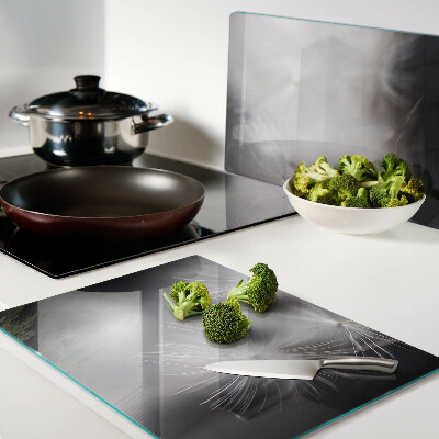 Szklana deska kuchenna z motywem puszystych dmuchawców widocznych na tle okna