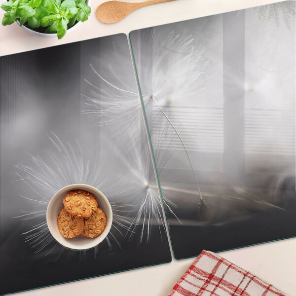 Szklana deska kuchenna z motywem puszystych dmuchawców widocznych na tle okna