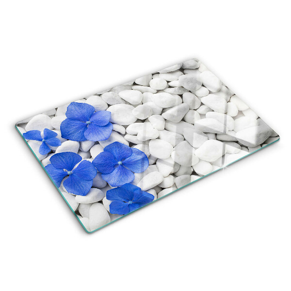Deska kuchenna szklana z motywem niebieskich kwiatów na białych kamieniach