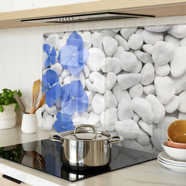 Deska kuchenna szklana z motywem niebieskich kwiatów na białych kamieniach