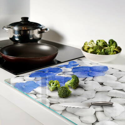 Deska kuchenna szklana z motywem niebieskich kwiatów na białych kamieniach