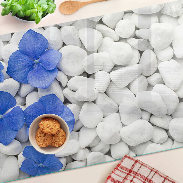 Deska kuchenna szklana z motywem niebieskich kwiatów na białych kamieniach