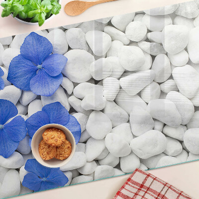 Deska kuchenna szklana z motywem niebieskich kwiatów na białych kamieniach