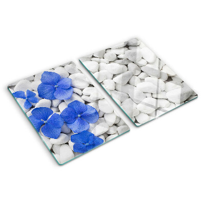 Deska kuchenna szklana z motywem niebieskich kwiatów na białych kamieniach