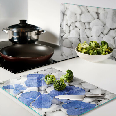 Deska kuchenna szklana z motywem niebieskich kwiatów na białych kamieniach