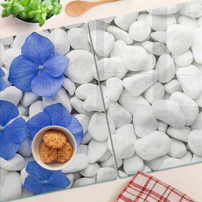 Deska kuchenna szklana z motywem niebieskich kwiatów na białych kamieniach