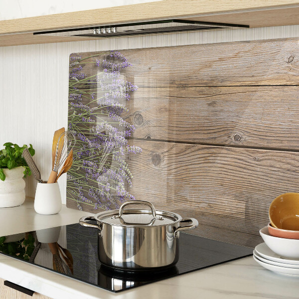 Szklana deska do krojenia z motywem lawendy na tle drewnianym