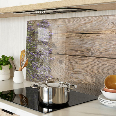 Szklana deska do krojenia z motywem lawendy na tle drewnianym