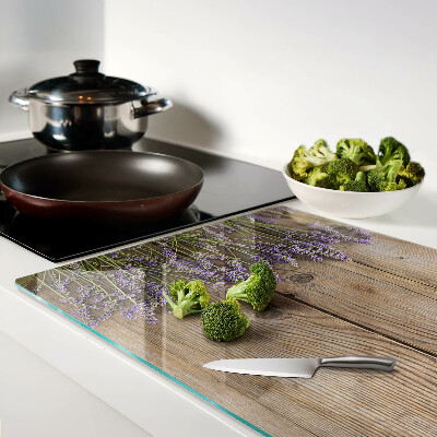 Szklana deska do krojenia z motywem lawendy na tle drewnianym