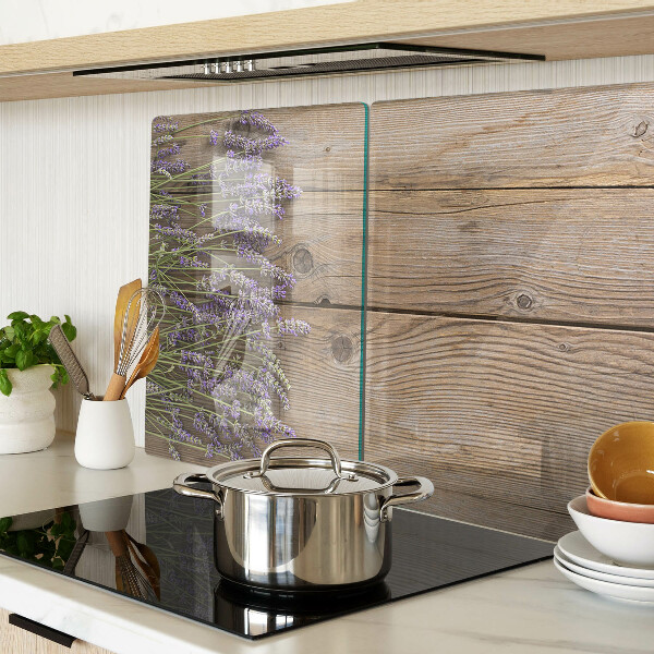 Szklana deska do krojenia z motywem lawendy na tle drewnianym