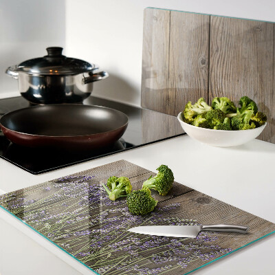 Szklana deska do krojenia z motywem lawendy na tle drewnianym