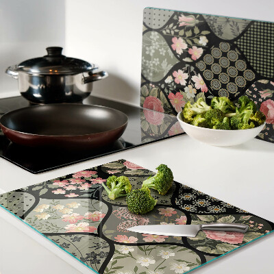 Deska kuchenna szklana z motywem kwiatowego patchworku z geometrycznymi wzorami