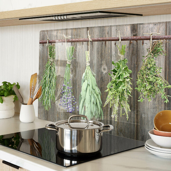 Szklana deska kuchenna z motywem ziół na tle drewnianym