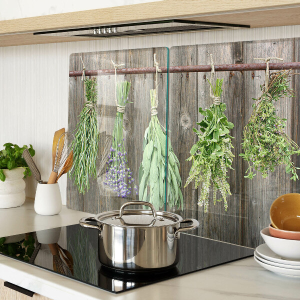 Szklana deska kuchenna z motywem ziół na tle drewnianym