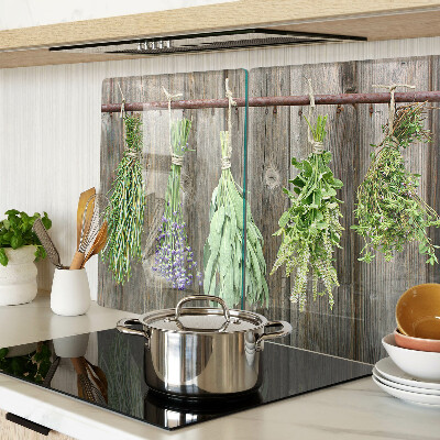 Szklana deska kuchenna z motywem ziół na tle drewnianym