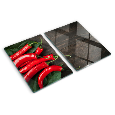 Szklana deska do krojenia z nadrukiem papryczek chili na tle drewnianego blatu