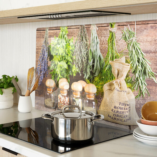 Szklana deska do krojenia z motywem ziół i przypraw na tle drewna