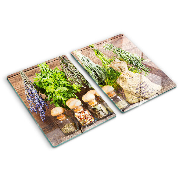 Szklana deska do krojenia z motywem ziół i przypraw na tle drewna