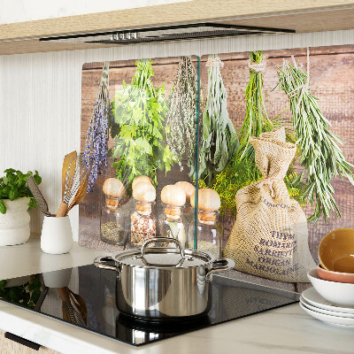 Szklana deska do krojenia z motywem ziół i przypraw na tle drewna