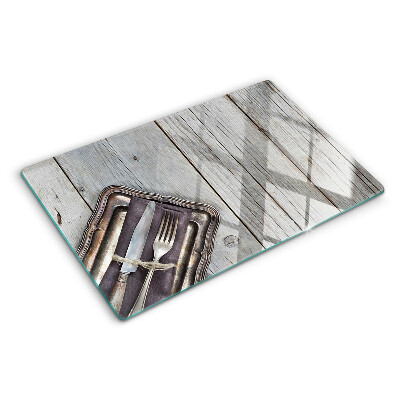 Szklana deska do krojenia z motywem rustykalnych sztućców na drewnianym tle