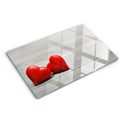 Szklana deska kuchenna z wzorem czerwonych serc na tle drewnianym