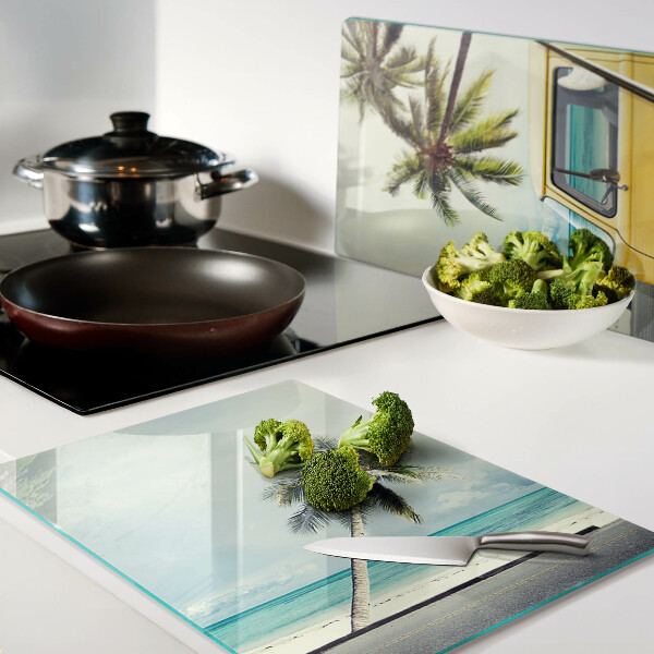 Szklana deska kuchenna z motywem plaży z palmami i samochodem