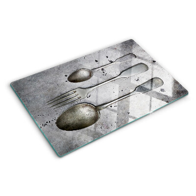 Deska kuchenna szklana ze wzorem sztućców na tle betonu