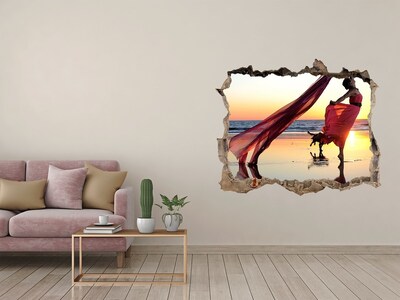 Fototapeta dziura na ścianę Taniec na plaży o zachodzie słońca