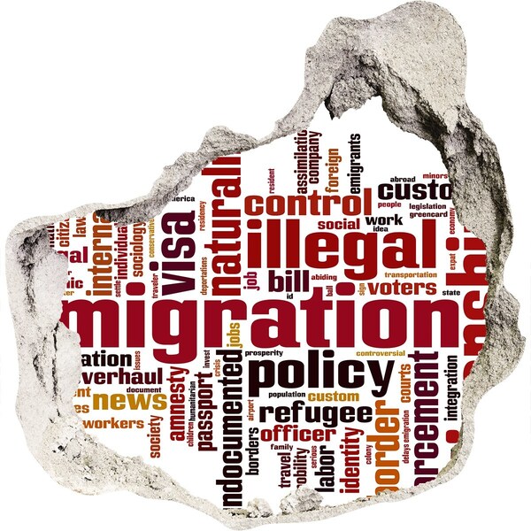 Fototapeta dziura na ścianę Polityka migracyjna