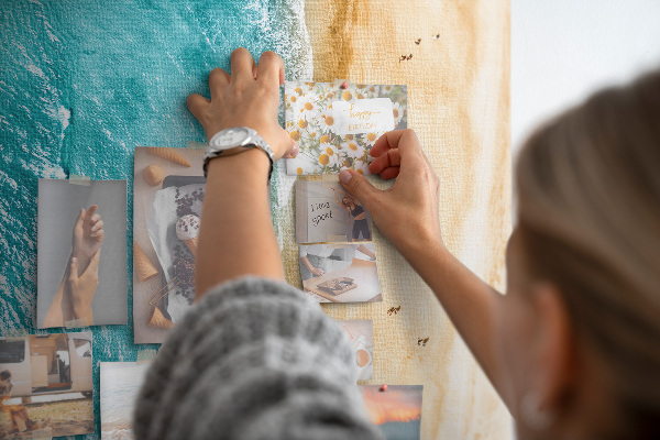 Tablica korkowa na ścianę Plaża z falami i spacerującymi ludźmi